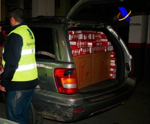 Un coche lleno de tabaco de contrabando intervenido por un agente del Servicio de Vigilancia Aduanera